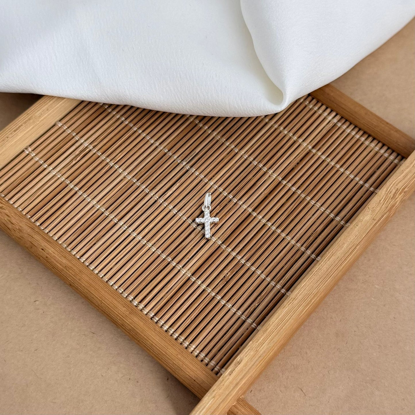 Pingente Cruz Pequena Cravejada - Prata 925